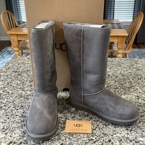 🎉HOST PICK🎉 UGG Classic Tall (Big Kid 5)